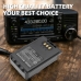 Cameron Sino CS-ICM705TC batteri bredvid Icom IC-705-transceiver